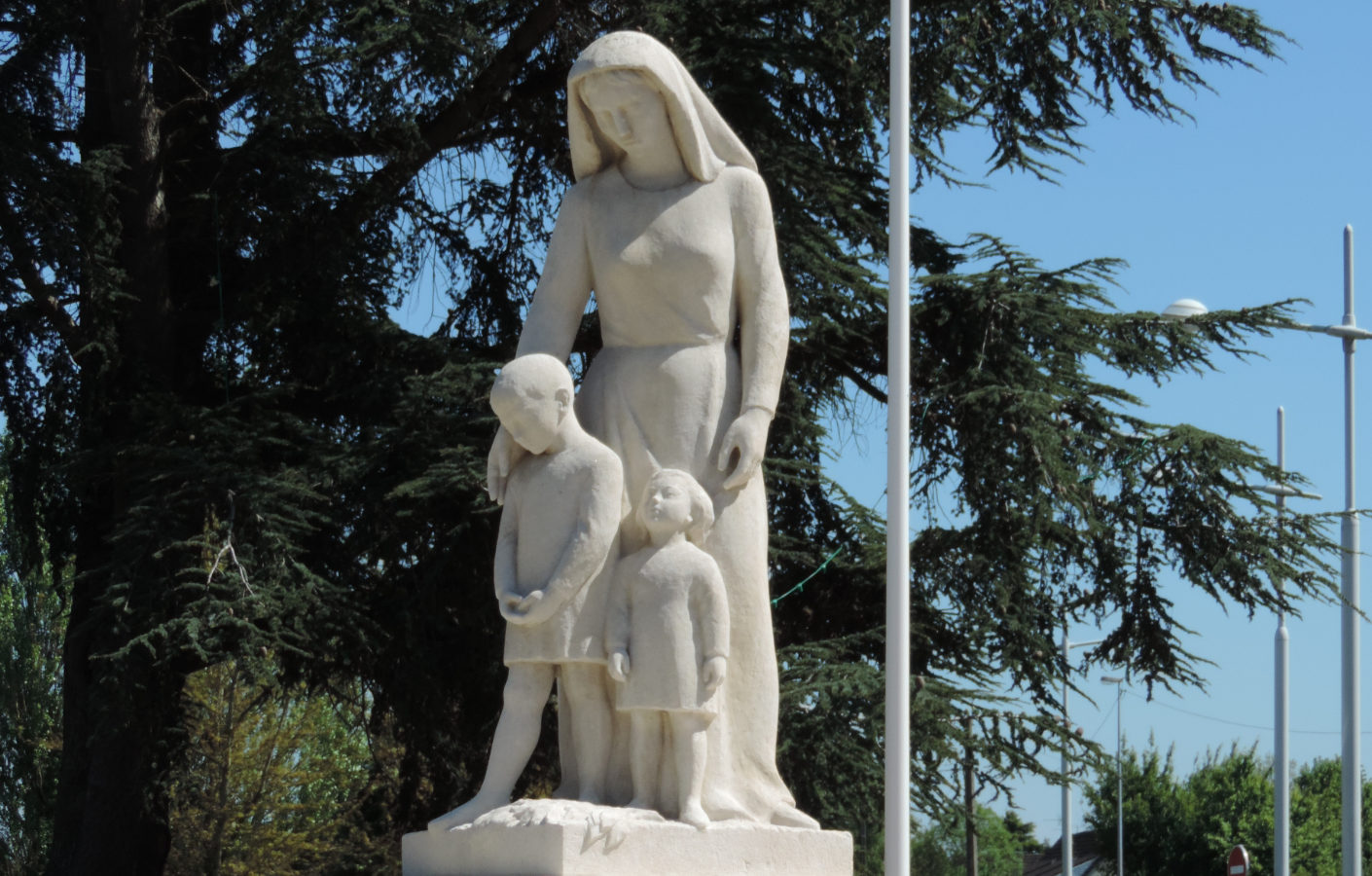 Statue La Veuve et l'orphelin Le Neubourg